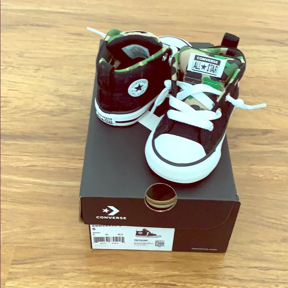 ❣️Brand new in box toddler Converse sneakers❣️